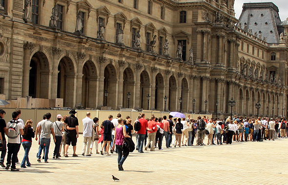 Schlange vor dem Louvre